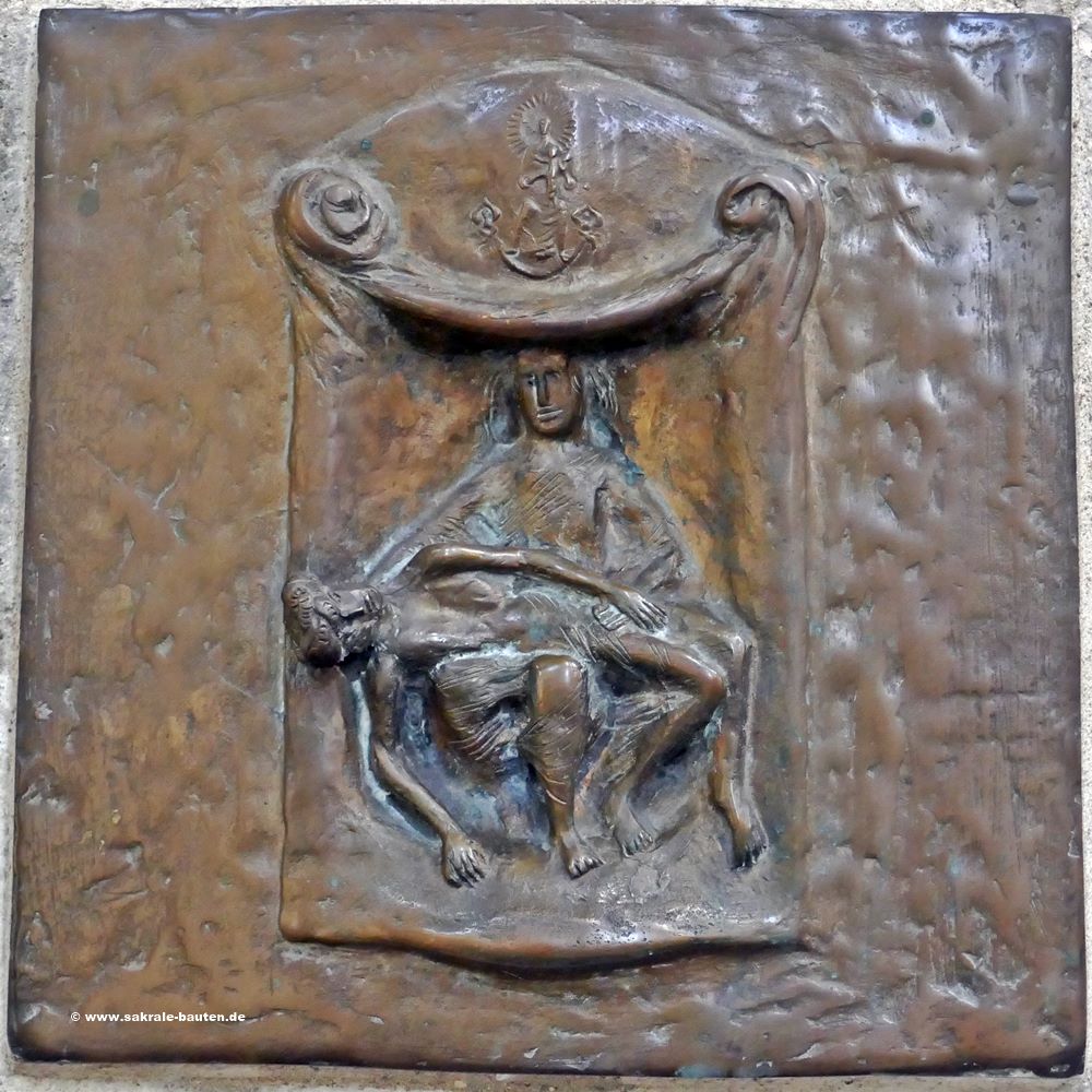 Köln Basilika Sankt Kunibert, Kreuzweg 13. Station: Jesus wird vom Kreuz abgenommen und in den Schoß seiner Mutter gelegt